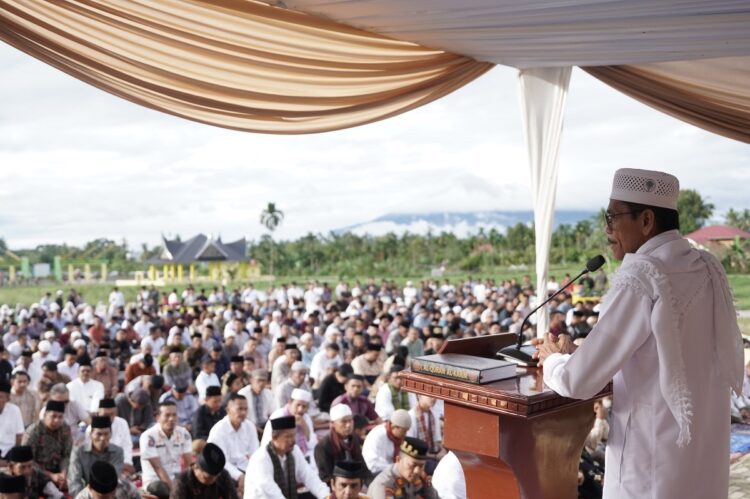SAMBUTAN—Bupati Safaruddin Dt. Bandaro Rajo saat menyampaikan sambutan menjalang shalat Idul Adha.