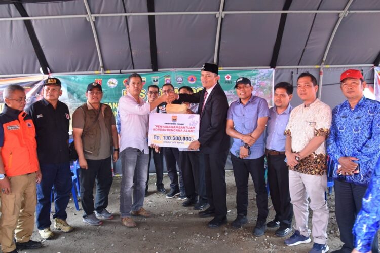 Bantu Korban Bencana Alam Agam, Rp100 Juta Terkumpul Hasil Badoncek 1 SERAHKAN—Pj Wali Kota Pariaman Roberia saat mneyerahkan bantuan ke Kabupaten Agam.