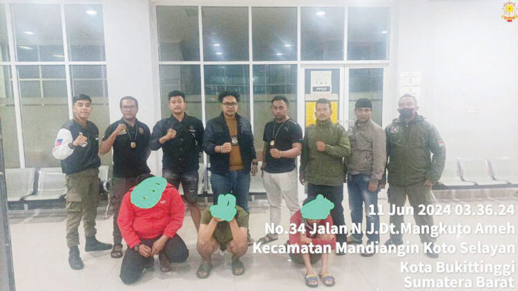 PELAKU LGBT— Satpol PP Kota Bukittinggi mengamankan tiga orang diduga pelaku LGBT, Selasa (11/6) dini hari.