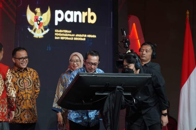 TANDA TANGAN—Bupati Eka Putra tandatangani surat peresmian Mal Pelayanan Publik (MPP) Kabupaten Tanah Datar oleh Menteri PAN RB Abdullah Azwar Anas di Sheraton Hotel Jakarta Selatan, Senin (24/6).