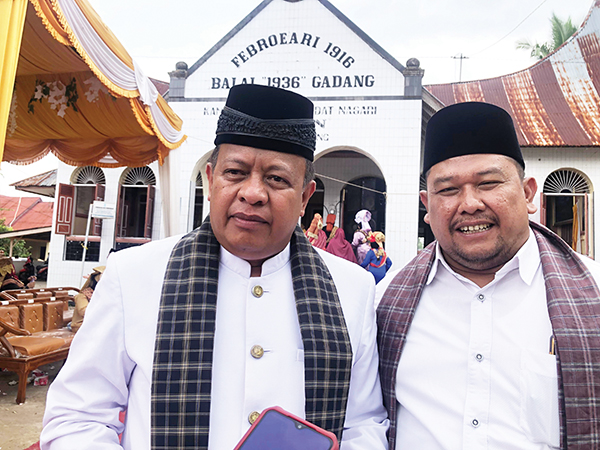 BERSAMA— Yb.Dt. Parmato Alam (Balon Wali Kota Payakumbuh) bersama Ahmad Rida di sela-sela kegiatan satu nagari satu Iven, di Kantor KAN Koto Nan Gadang, Kecamatan Payakumbuh Utara, Minggu (23/6).