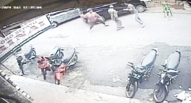 Sakit Hati Gegara Disapa Tak Dijawab, Ponakan Bacok Paman Pakai Samurai, Korban Mendapatkan 32 Jahitan 1 BACOK— Tangkapan layar video aksi pembacokan yang dilakukan NDG kepada pamannya di kawasan Pasar Padangpanjang. Sementara, pelaku sudah ditangkap dan ditahan di Polres Padangpanjang.