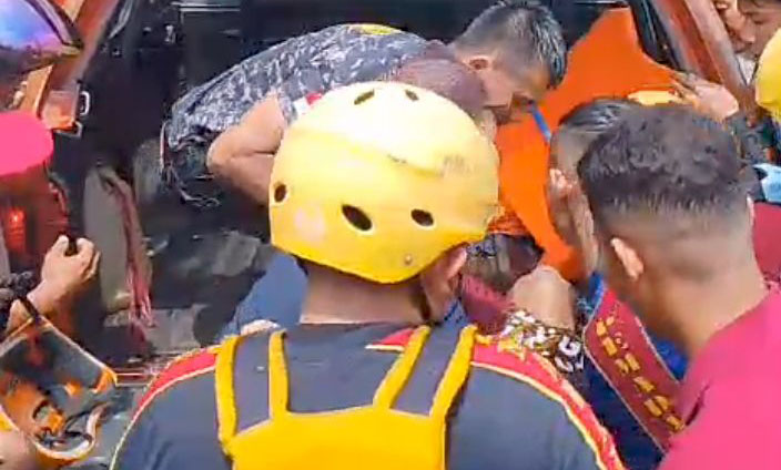 Tragis! Santri Tewas Tenggelam di Batang Agam, Berenang usai Bersihkan Peralatan Kurban, Sempat Ditolong tapi Pegangan Tangan Terlepas 1 EVAKUASI— Tim SAR gabungan mengevakuasi jenazah santri yang tenggelam usai membersihkan peralatan kurban.