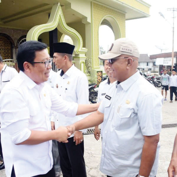 SAMBUT— Sekretaris Daerah Kabupaten Agam Drs.H.Edi Busti sambut kedatangan Kepala Badan Pangan Nasional (Bapanas) Arief Prasetyo Adi, ST. MT di Kantor Wali Nagari Pasia, Kecamatan Ampek Angkek, Rabu, (5/6).