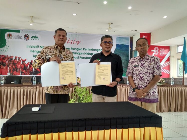 Perubahan Iklim Ancaman Serius Infrastruktur 1 JAGA KESEIMBANGAN ALAM— Sekda Kabupaten Limapuluh Kota Herman Azmar bersama Direktur KKI Warsi usai menandatangani MoU dalam upaya mewujudkan lingkungan alam Limapuluh Kota yang asri dan bersih.