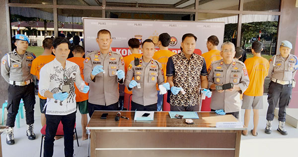 9 PENGEDAR-Kasatresnarkoba AKP Budi Rilvantino memperlihatkan barang bukti narkoba 
yang disita dari sembilan pelaku yang ditangkap.