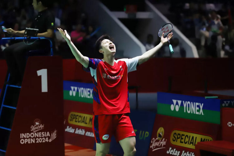 SELEBRASI— Selebrasi tunggal putra Tiongkok Shi Yu Qi usai menang melawan tunggal putra Denmark Anders Antonsen dalam babak Final Indonesia Open 2024 di Istora Senayan, Jakarta, Minggu (9/6).