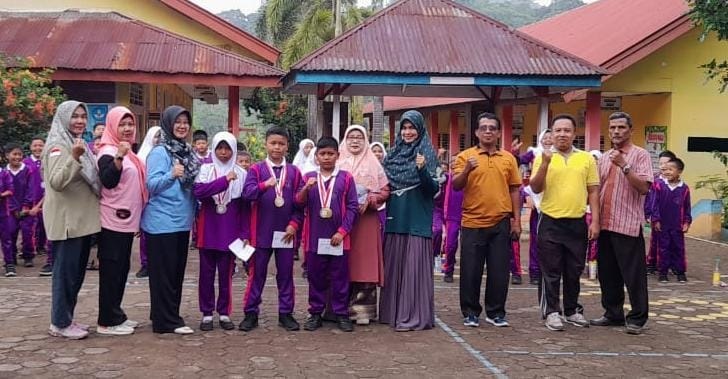 SDN 05 Kolok Mudiak di Ajang O2SN, Gondol 6 Emas 2 Perak 1 FOTO BERSAMA—Terlihat siswa-siswi yang peroleh 6 emas 2 perak dalam ajang O2SN foto bersama dengan para guru.