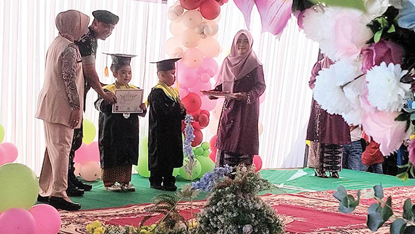 PROSESI WISUDA—  Dandenbekang ¼ Padang, Letkol CBA Bayu Sakti Surya, SE, M.Si bersama Ketua Pengurus Yayasan Kartika 1-7 mewisuda murid TK Kartika 1-7 Cengkeh Tahun 2023-2024, Senin (10/6).