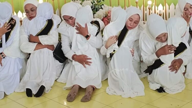 74 Murid TK Pertiwi Batusangkar Wisuda Tahfiz 1 PELUK GURU— Anak-anak TK Pertiwi Batusangkar saling berangkulan dengan para guru usai acara wisuda tahfiz pada akhir pekan lalu.