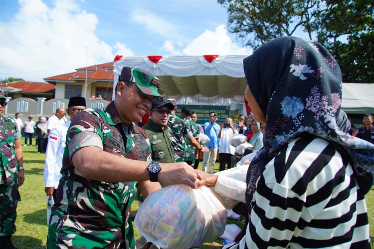TMMD Ditutup ke-120 di Tanahdatar Ditutup, Danrem: 4.460 Meter Jalan Baru Sudah Dibuka, 5 Rumah Direhab 1 BANTUAN SEMBAKO—Danrem 032 Wirabraja Brigjen TNI Wahyu Eko Purnomo serahkan sembako pada warga saat penutupan TMMD di lapangan Amphibi kecamatan Sungai Tarab, Jumat (7/6).