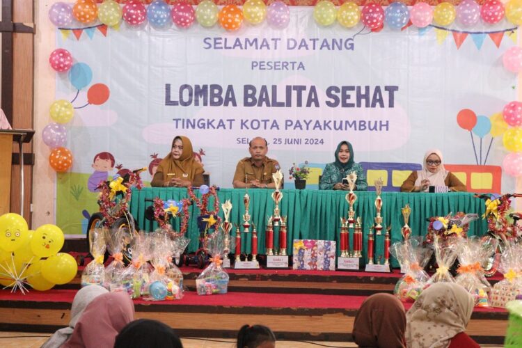 LOMBA BALITA SEHAT— Pj Ketua TP PKK Kota Payakumbuh Elfriza ‘Chehe’ Zaharman bersama Kadiskes saat pembukaan Lomba Balita Sehat.
