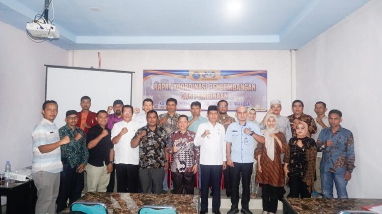 Wabup Risnawanto Buka Rakor Tanggap Ancaman Anti Narkoba 1 FOTO BERSAMA— Wakil Bupati Pasaman Barat, Risnawanto, usai membuka Rakor Pengembangan dan Pembinaan Kota/Kabupaten Tanggap Ancaman Anti Narkoba pada Jumat (7/6) di Aula Hotel Gucci Simpang Empat.