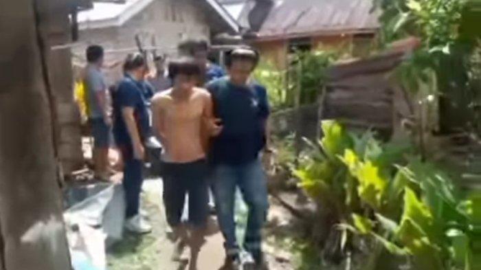 PENGEDAR SABU— Pelaku AC yang digiring 
Tim Satresnarkoba Polres Solok setelah ditangkap
 di kediamannya.