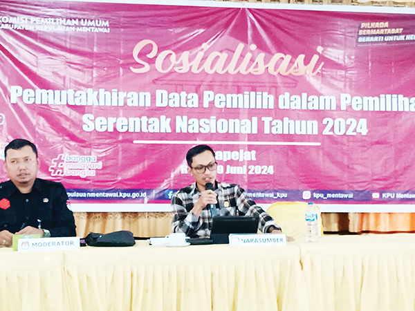 SOSIALISASI— KPU Mentawai sosialisasikan Pemutakhiran data pemilih dalam pemilihan serentak nasional tahun 2024 di hadapan peserta, Kepala Desa LSM, dan ormas keagamaan, di aula geduang hotel Jelita Tuapejat, Rabu (20/6).