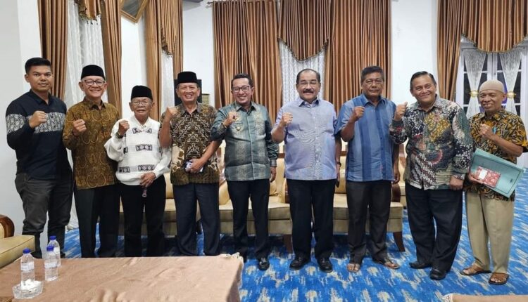BERSAMA PENSIUNAN— M. Shadiq Pasadigoe foto bersama pensiunan dengan Bupati Eka Putra.
