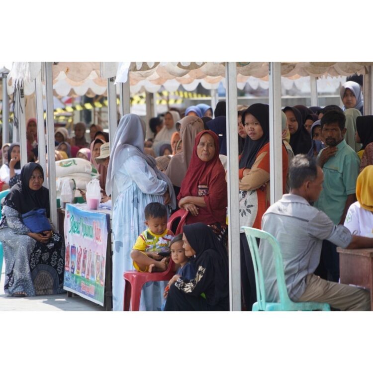 ANTRIAN—
Terlihat antrian warga yang akan menerima bantuan beras dari pemerintah 
melalui Pemkab 
Solok Selatan.