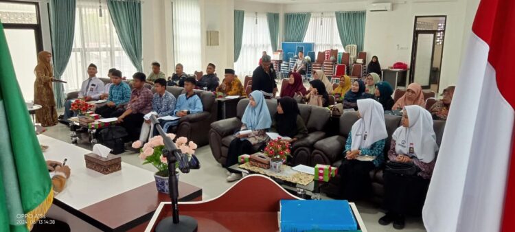 Tim Kanwil Kementerian Agama Kemenag Provinsi Sumatera Barat berikan Pembinaan dan Penguatan Moderasi Beragama kepada perwakilan siswa siswi SMA SMK di Padang Panjang