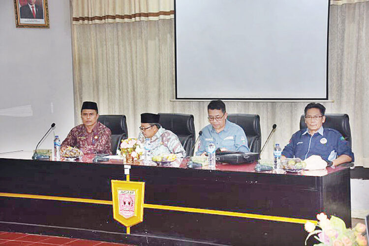 AUDIENSI— Pemerintah Kabupaten Agam beraudiesi dengan tim mahasiswa S3 Ilmu Lingkungan, Universitas Negeri Padang (UNP) di Aula Kantor Bupati Agam, Padang Baru, Lubuk Basung, Kamis (30/5).