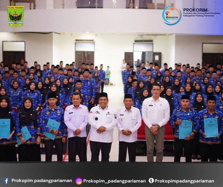 PENYERAHAN SK— Bupati Padangpariaman Suhatri Bur berfoto bersama usai penyerahan SK pengangkatan Pegawai Pemerintah dengan Perjanjian Kerja (PPPK) kepada 212 orang  di Hall IKK Paritmalintang.