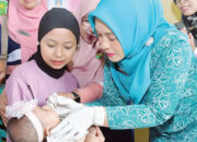 Tinjau Layanan di Posyandu Sakinah, Ketua PKK Agam Ikut Berikan Imunisasi