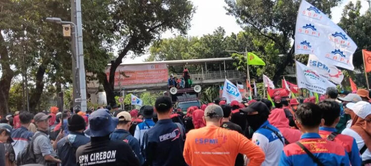 Buruh Beri Waktu Seminggu Pemerintah Cabut Aturan Tapera 1 UNJUK RASA— Ribuan massa buruh dari berbagai elemen menggelar aksi menolak program Tabungan Perumahan Rakyat (Tapera) di Patung Kuda, Jakarta.