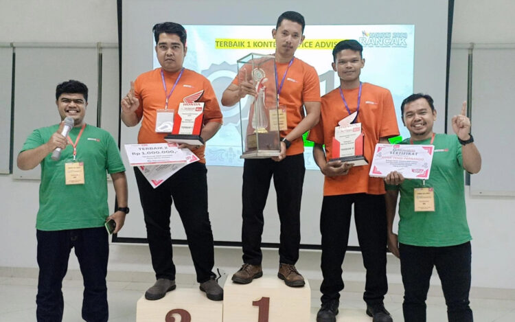 Uji Keahlian dan Keterampilan, Honda Hayati Gelar Kontes Mekanik dan Service Advisor 1 KONTES— Oon Valdy Hendra dari AHASS Cempaka Motor Muaro Sijunjung berhak mewakili PT. Hayati Pratama Mandiri ke kontes service advisor tingkat nasional.