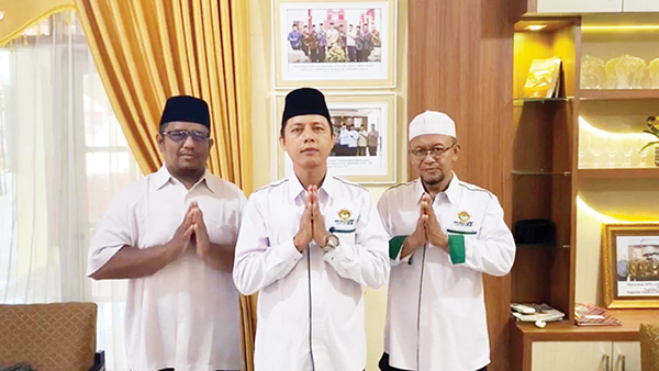 MENGIMBAU— Sekretaris DPW LDII Sumbar, H Muhammad Abdillah (tengah) bersama jajaran pengurus.