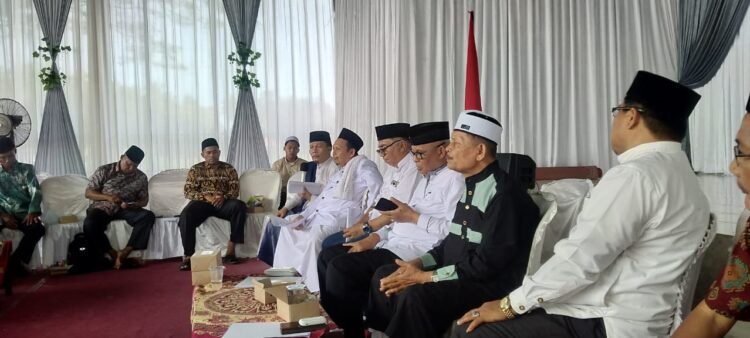 Halaqah Tuanku Nasional--Kegitan Halaqah Tuanku Nasional ke-XIX yang diselenggarakan Majelis Silaturahmi Tuanku Nasional (MSTN) dan Halaqah Tuanku Nasional (HTN), di Pondok Pesantren Madrasah Tarbiyah Islamiyah (PPMTI) Batang Kabung Koto Tangah, Kota Padang. 
ist