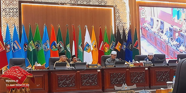 Lembaga Penjaminan Kredit Bantu Pelaku UKM dan Koperasi yang Mengajukan Pinjaman 1 NOTA JAWABAN--Rapat paripurna DPRD Sumbar dalam rangka penyampaian Nota Jawaban Gubernur terhadap Pandangan Umum Fraksi-Fraksi Dewan Perwakilan Rakyat Daerah Provinsi Sumatera Barat tentang tentang Ranperda Rencana Pembangunan Jangka Panjang (RPJP) daerah Provinsi Sumatera Barat tahun 2025-2045 dan Perusahaan perseroan daerah penjaminan kredit daerah provinsi sumatera barat. Selasa (11/6), di ruang sidang utama gedung DPRD sumbar.