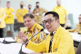 memperlihatkan KTA --Ridwan Kamil memperlihatkan KTA Partai Golkar di Kantor DPP Partai Golkar, Jakarta, Rabu (18/1/2023).