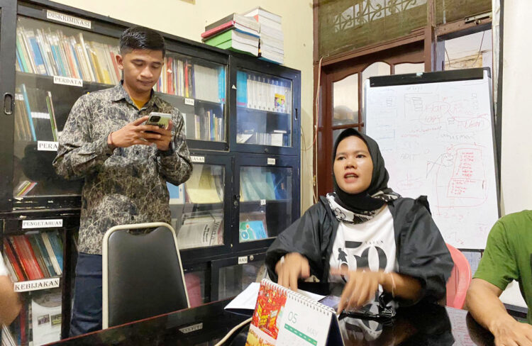 Aktivis Perempuan LBH Padang Diduga Diancam Oknum Hakim, Dilaporkan ke Komisi Yudisial dan Polda, Ketua PN: Saya akan Konfirmasi ke Beliau 1 DUGAAN PENGANCAMAN— Kuasa hukum pelapor, Adrizal (kiri), bersama Ranti menjelaskan kronologi dugaan
pengancaman yang dialaminya oleh oknum hakim PN Padang.