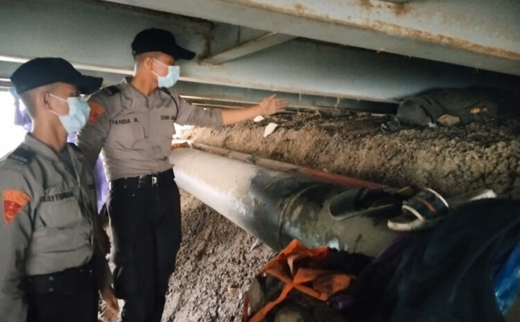 Mayat Perempuan Ditemukan di Gorong-gorong Depan Masjid Baiturrahmah, Identitas Tak Diketahui, Ciri-cirinya Berambut Pendek 1 MAYAT— Polisi mengevakuasi mayat perempuan yang ditemukan di gorong-gorong depan Masjid Baiturrahmah Padang.