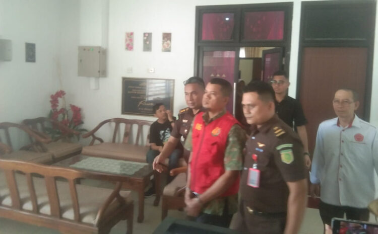 Tilap Dana Kemahasiswaan Rp 566 juta, Oknum Pegawai Unand Ditahan, Modusnya Dialihkan ke Rekening Pribadi 1 DITAHAN— Kejari Padang menahan oknum pegawai Unand yang telah ditetapkan sebagai tersangka
penyelewengan dana kemahasiswaan.