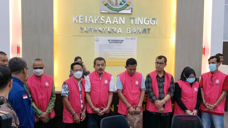 7 Tersangka Korupsi di Disdik Sumbar Ditahan, Termasuk Kabiro Pemerintahan Pemprov, Satu lagi Mangkir dan Ditetapkan DPO 1 KORUPSI— Aspidsus Kejati Sumbar, Hadiman didampingi Kasi Penkum, M Rasyid saat press release penahanan tujuh tersangka kasus korupsi pengadaan alat praktik siswa SMK pada Disdik Sumbar.