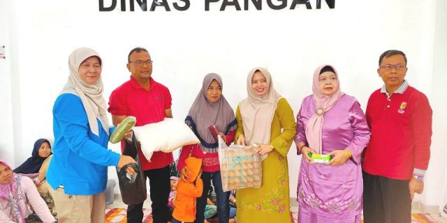 Penanganan Kerawanan Pangan Kronis, Pemko Solok Salurkan Bantuan 1 SERAHKAN BANTUAN— Wakil Ketua TP-PKK Kota Solok, Ny. Dona Ramadhani Kirana Putra menyerahkan bantuan pangan untuk keluarga yang memiliki anak balita dan untuk pencegahan stunting di Kota Solok.