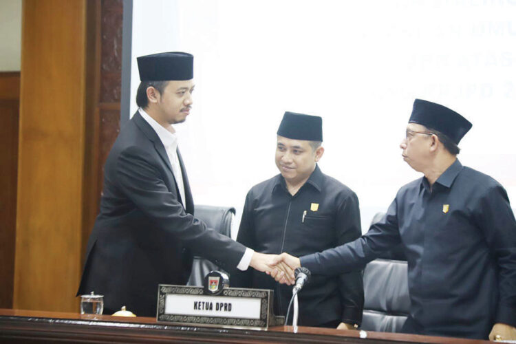 RAPAT PARIPURNA— Walikota Bukittinggi saat mengikuti rapat paripurna jawaban walikota atas pandangan umum fraksi 
terhadap Ranperda tentang RPJPD tahun 2025-2045.