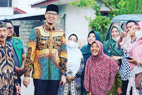 NARASUMBER— Wako Erman Safar foto bersama setelah menjadi narasumber Sekolah Keluarga Angkatan V dan Sekolah 
Lansia Tahun 2024
 di Bukittinggi, 
Kamis (20/6).