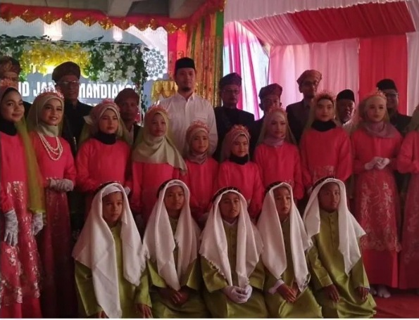 Wako Erman Minta Generasi Muda Aktif Kegiatan Agama 1 KHATAM AL QURAN— Wako Erman Safar saat membuka secara resmi Khatam Al Quran ke 33 Taman Pendidikan Al Quran (TPQ) Masjid Jamik Mandiangin Surau Gadang, Minggu (23/6).