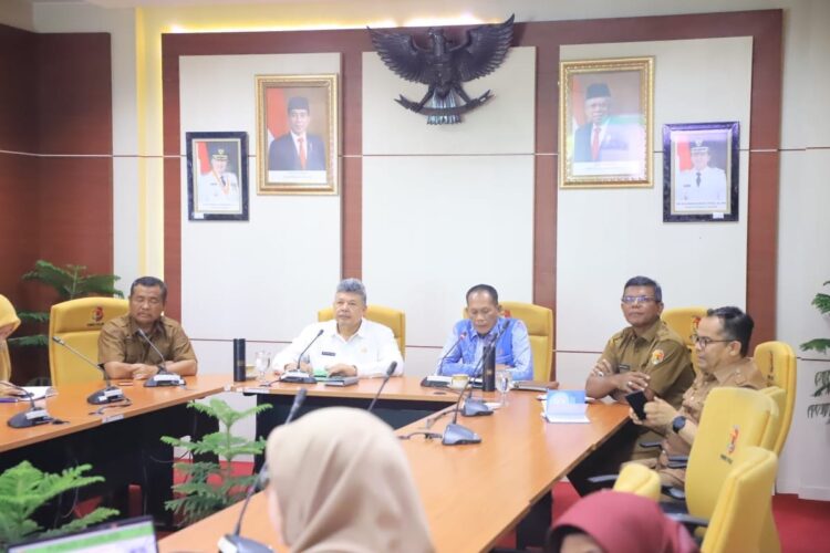 Wako Zul ElfianIkut Wawancara Penilaian Nirwasita Tantra secara Virtual 1 PENILAIAN— Wali Kota Solok, Zul Elfian Umar mengikuti wawancara penilaian Nirwasita Tantra secara virtual di Ruang Rapat Zarhismi Ajis Lantai II Balaikota Solok, Selasa (11/6).