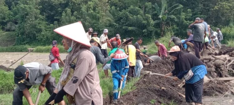 Aksi Solidaritas, Warga RT 21 Gumala Goro ke Lokasi Bencana di Tanah Datar 1 AKSI SOSIAL—Terlihat Warga RT 21 Kelurahan Guguak Malintang (Gumala), Kecamatan Padang Panjang Timur lakukan aksi sosiali di lokasi banjir bandang di Jorong Panti, Nagari Rambatan, Kecamatan Rambatan, Kabupaten Tanah Datar, Minggu (2/6).