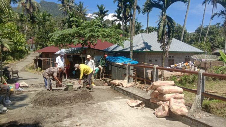 MANDIRI—Warga Sawah Liek, Jorong Kapuak Koto Panjang, Nagari Barulak, Kecamatan Tanjung Baru, Kabupaten Tanah Datar secara mandiri memperbaiki jembatan rusak.