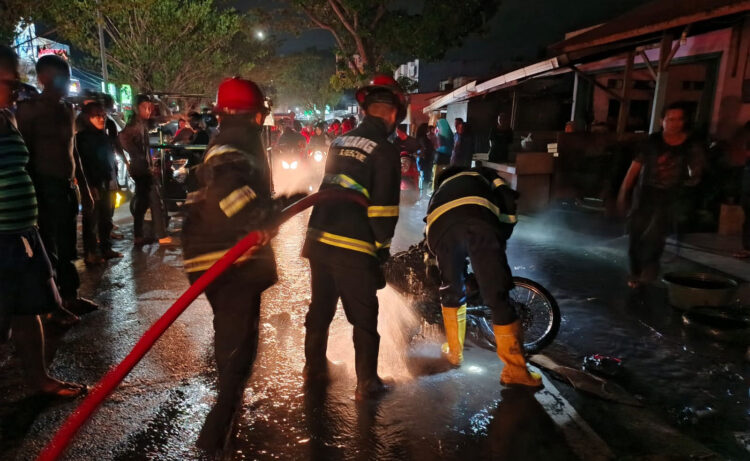 KEBAKARAN— Petugas Damkar melakukan penyemprotan air untuk memadamkan api yang membakar dua sepeda motor di Jalan Adinegoro, Kecamatan Koto Tangah, Kota Padang.