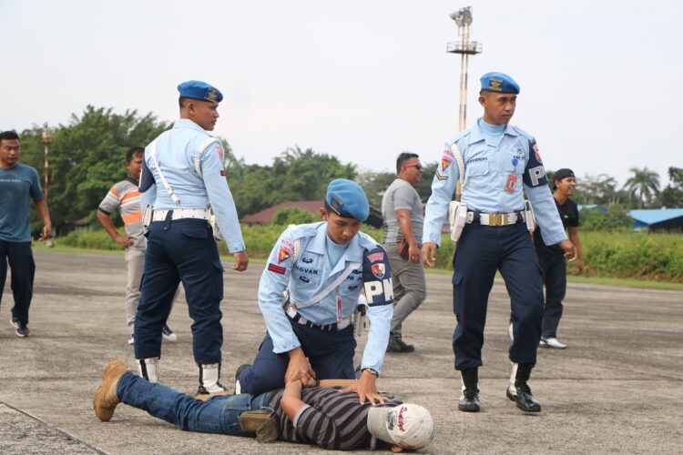 LATIHAN—Meningkatkan kemampuan dan profesionalisme dalam penanggulangan gangguan keamanan, Personel Lanud Sutan Sjahrir melaksanakan kegiatan latihan Penanggulangan Huru Hara (PHH) yang digelar di Apron Dinas Opreasi (Disops) Lanud Sut, Padang. Kamis (20/6).