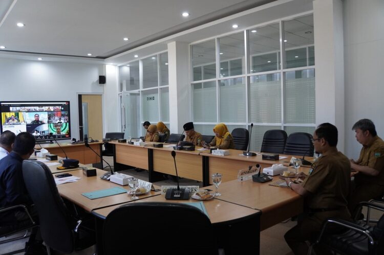 98 Kasus TBC Ditemukan di Padang Panjang 1 HADIRI—PJ Wako Padang Panjang Winarno saat menghadiri Rapat Koordinasi (Rakor) Pengendalian Inflasi dan Langkah Percepatan Penanggulangan Tuberkolosis (TBC) secara virtual, di Ruang VIP Lantai II Balai Kota, Senin (10/6).