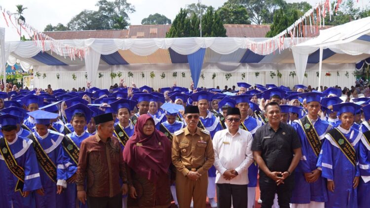 Wujudkan Masyarakat Madani, Bupati Dorong Generasi Qurani 1 HADIRI—Bupati hadiri wisuda Tahfiz Qur’an dan perpisahan siswa MTsN 2 Lima Puluh Kota di Limbanang.