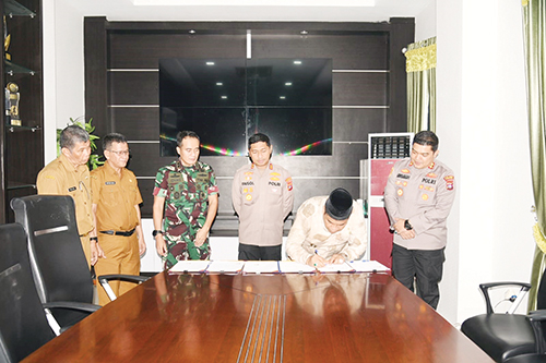 Pengamanan Pilkada Tahun 2024, Pemkab Padangpariaman Hibahkan Dana Sebesar Rp 3,3 Miliar 1 TANDATANGAN— Bupati Suhatri Bur menandatangani NPDH pengamanan Pilkada tahun 2024.