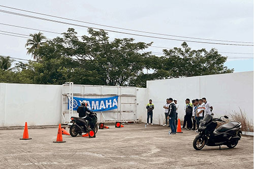 Tjahaja Baru Berbagi Tips Berkendara yang Baik dan Benar 1 EDUKASI-Yamaha Tjahaja Baru melaksanakan pelatihan cara berkendara yang baik dan benar.