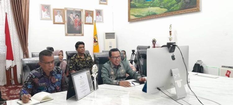 ZOOM MEETING—Bupati Tanahdatar Eka Putra lmeakukan zoom meeting bersama Bank Indonesia (BI) terkait prestasi TPID Award 2024 yang diraih Pemerintah Kabupaten Tanah Datar, Kamis (27/6) di Indojolito Batusangkar.