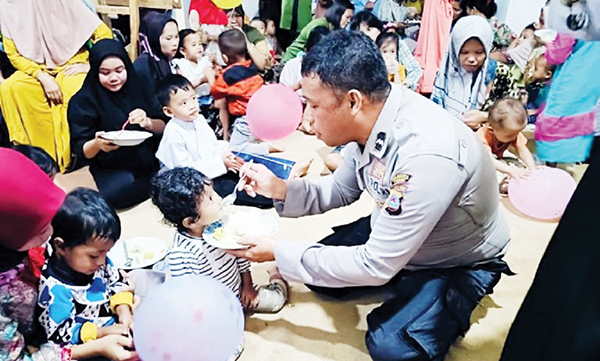 Aipda Dian Wihendro Peduli Anak Stunting, 50 Orang Anak Hadiri Program “DAGOZI” 1 SUAPI ANAK— Aipda Dian menyuapi makanan bergizi pada seorang anak disaksikan orangtuanya saat melaksanakan program peduli anak stunting yang diberi nama “DAGOZI” (Dahsyat Go Gizi) Kecamatan Lubeg kota Padang, Jumat (31/5) yang lalu.